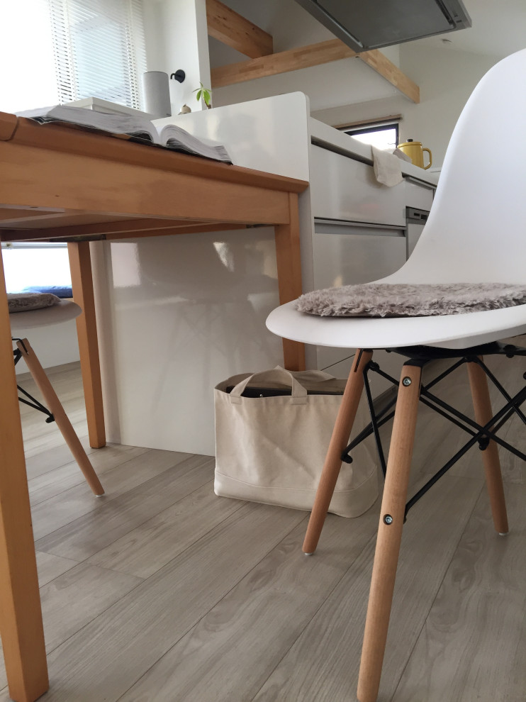 Inredning av ett minimalistiskt arbetsrum