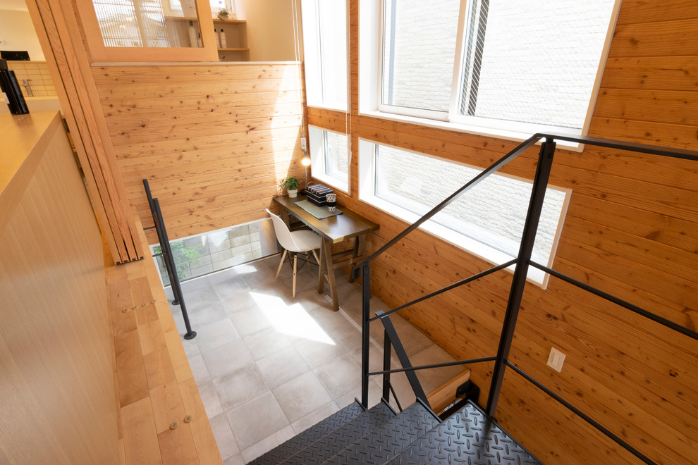 Источник вдохновения для домашнего уюта: маленькое рабочее место в стиле лофт с коричневыми стенами, полом из керамогранита, отдельно стоящим рабочим столом, серым полом, деревянным потолком и деревянными стенами для на участке и в саду