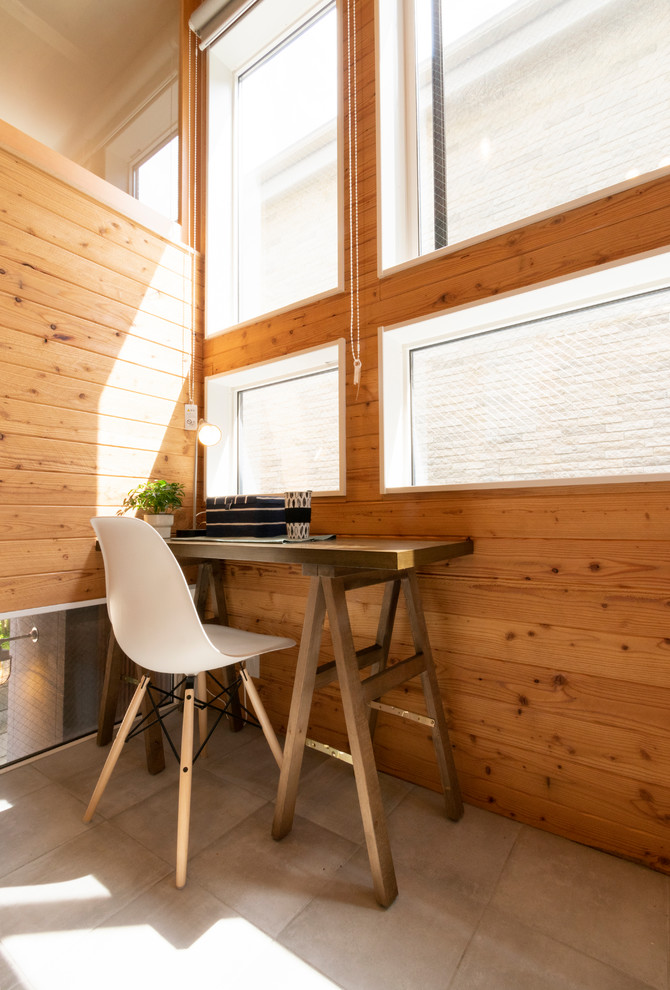 Стильный дизайн: маленькое рабочее место в стиле лофт с коричневыми стенами, полом из керамогранита, отдельно стоящим рабочим столом, серым полом, деревянным потолком и деревянными стенами для на участке и в саду - последний тренд