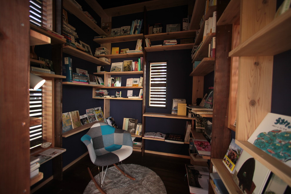 Foto di un piccolo ufficio minimalista con pareti blu, parquet scuro, scrivania incassata e pavimento nero