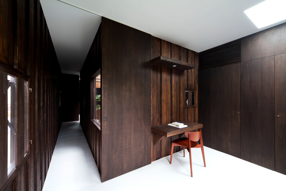 東京23区にあるコンテンポラリースタイルのおしゃれな書斎 (造り付け机、茶色い壁) の写真