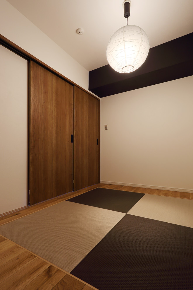 Foto de sala de manualidades asiática de tamaño medio con paredes blancas, suelo de madera en tonos medios y suelo multicolor