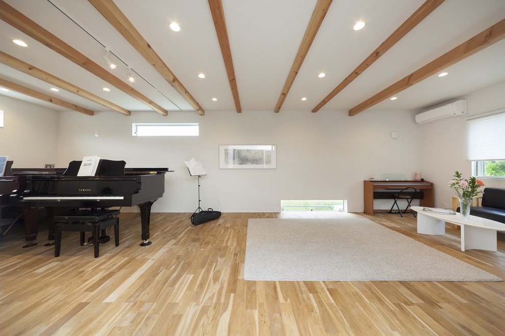 他の地域にあるモダンスタイルのおしゃれなホームオフィス・書斎 (白い壁、茶色い床、無垢フローリング) の写真