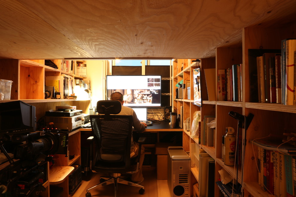 Design ideas for a contemporary home office in Tokyo.