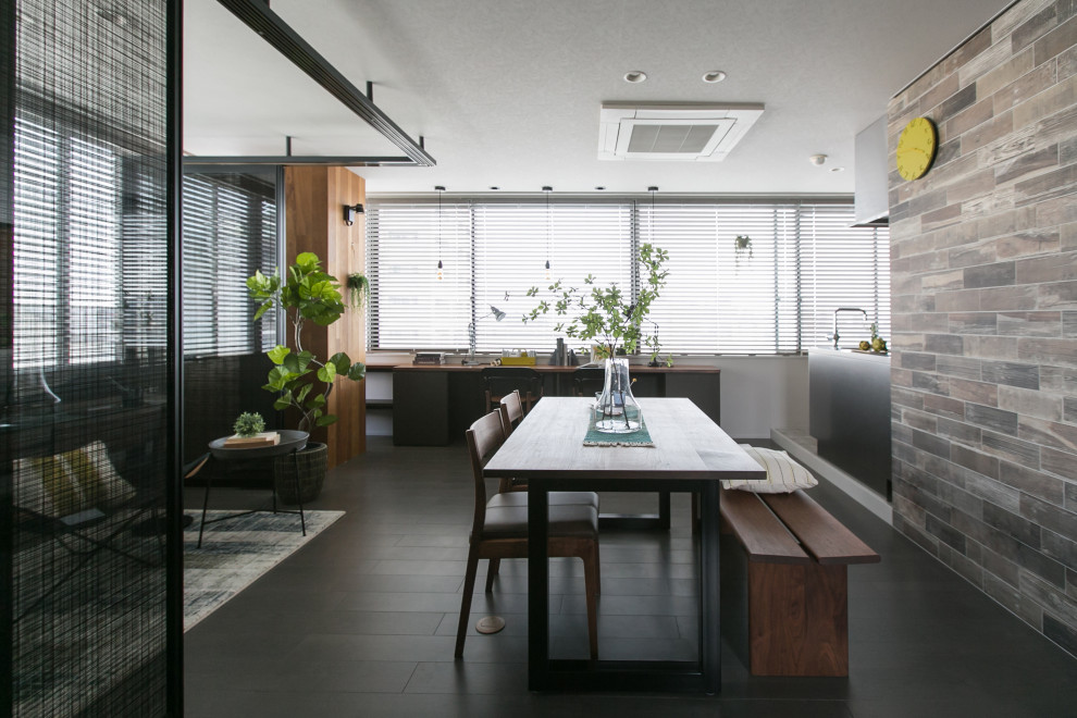 На фото: кабинет в стиле модернизм с серыми стенами, полом из фанеры, встроенным рабочим столом, серым полом, потолком с обоями и обоями на стенах без камина