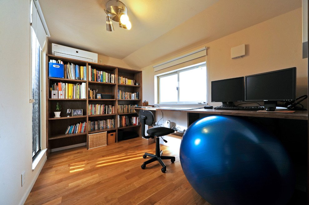 Design ideas for a modern home office in Tokyo Suburbs.