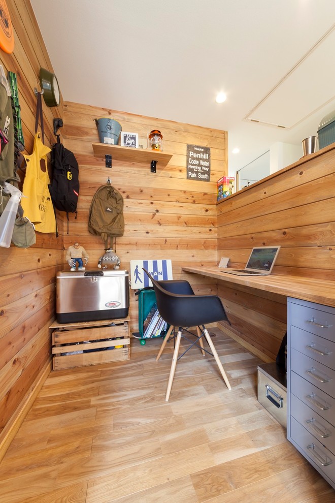 他の地域にあるおしゃれなホームオフィス・書斎 (茶色い壁、茶色い床) の写真