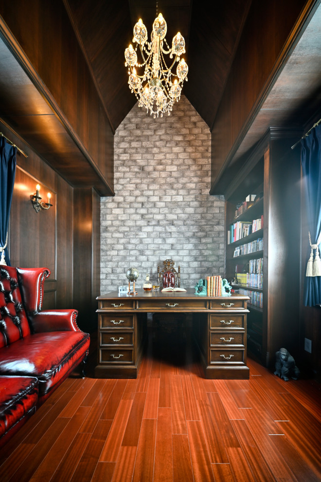 Источник вдохновения для домашнего уюта: рабочее место в классическом стиле с коричневыми стенами, темным паркетным полом, отдельно стоящим рабочим столом, коричневым полом, деревянным потолком и деревянными стенами