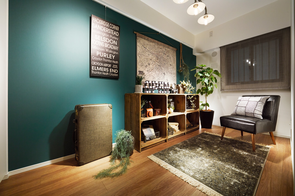Asiatisches Arbeitszimmer ohne Kamin mit hellem Holzboden und blauer Wandfarbe in Tokio