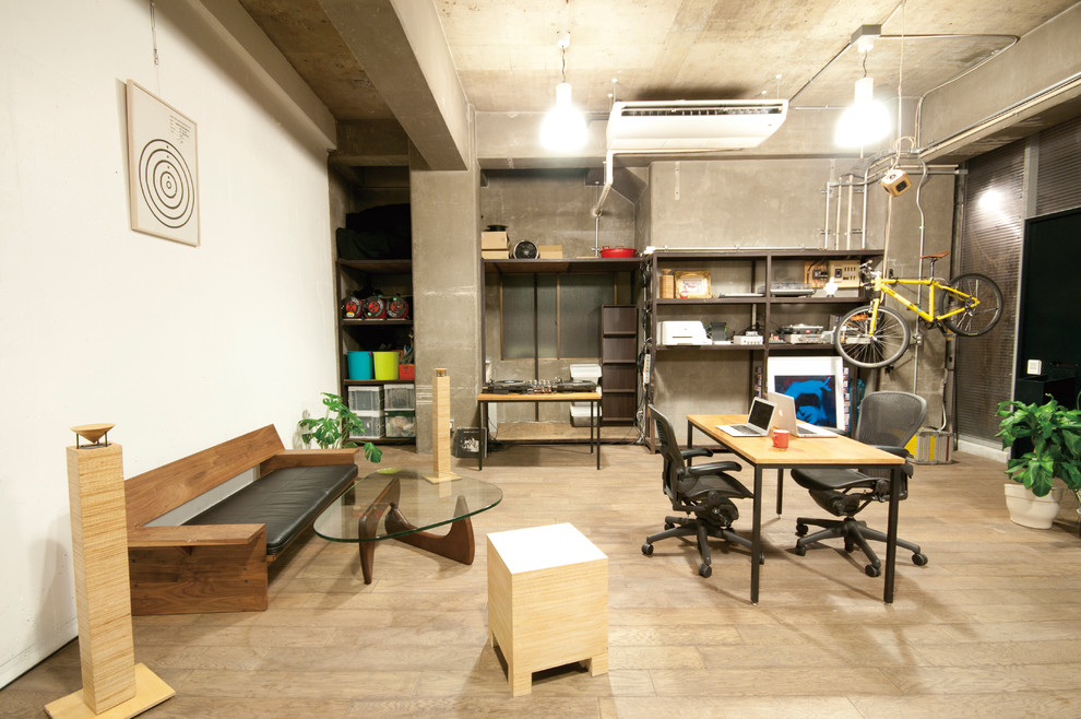 東京23区にあるインダストリアルスタイルのおしゃれなホームオフィス・書斎 (自立型机、グレーの壁、淡色無垢フローリング) の写真