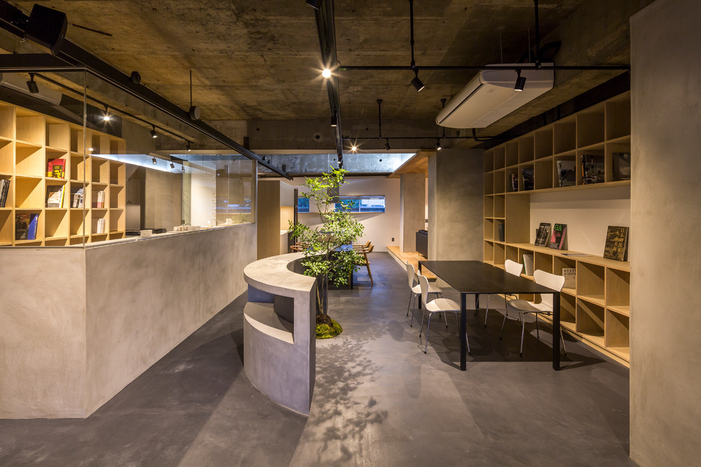 Свежая идея для дизайна: кабинет среднего размера в стиле лофт с серыми стенами, серым полом, бетонным полом, отдельно стоящим рабочим столом и обоями на стенах - отличное фото интерьера