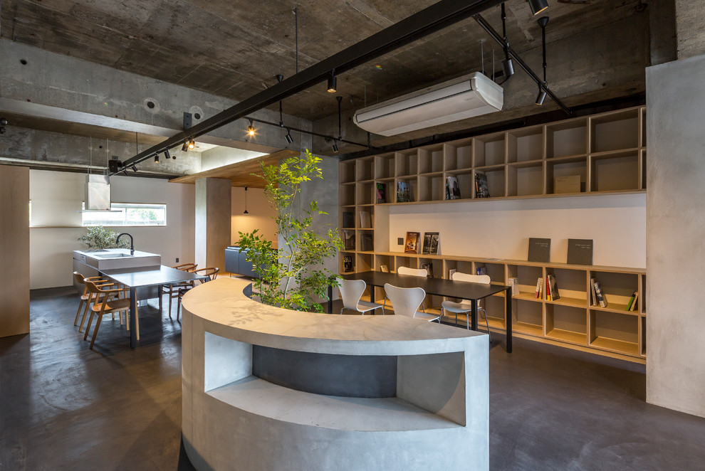 Mittelgroßes Industrial Lesezimmer mit grauer Wandfarbe, grauem Boden, Betonboden und Tapetenwänden in Tokio Peripherie