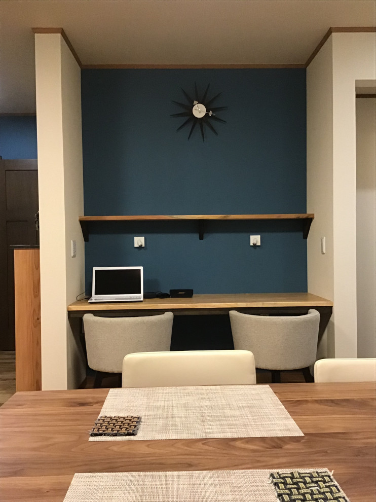 Inspiration pour un petit bureau traditionnel de type studio avec un mur blanc, un sol en bois brun, aucune cheminée, un bureau indépendant, un sol marron et un plafond en papier peint.