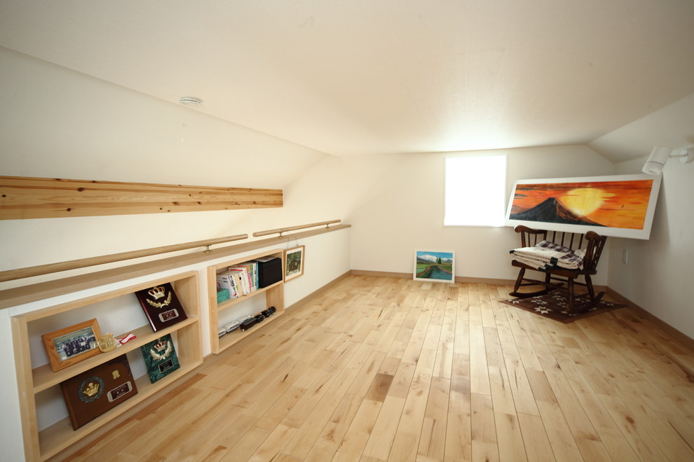 東京23区にあるラスティックスタイルのおしゃれなクラフトルーム (淡色無垢フローリング、暖炉なし、茶色い床、白い壁) の写真