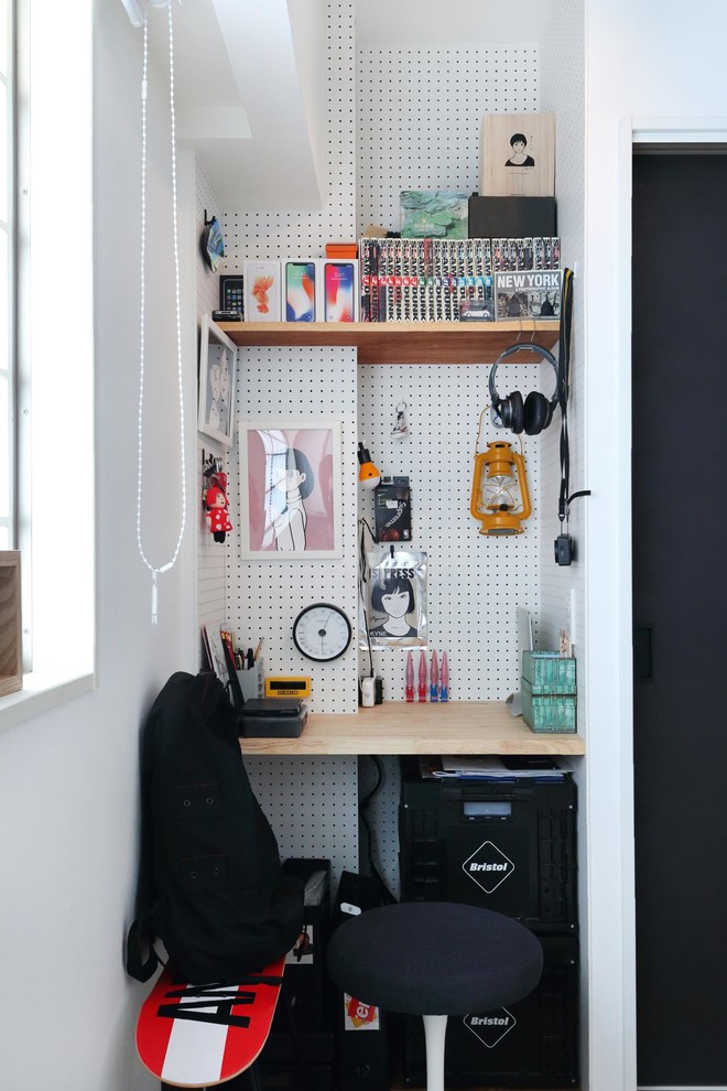 Inspiration för ett litet industriellt hemmastudio, med vita väggar och ett inbyggt skrivbord