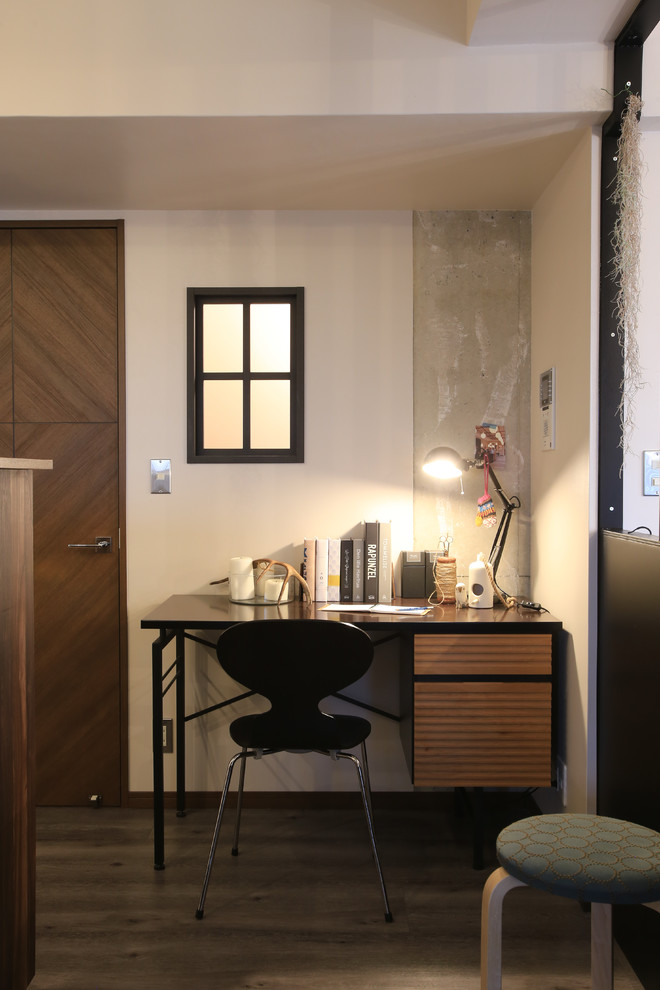 他の地域にある北欧スタイルのおしゃれなホームオフィス・書斎 (白い壁、塗装フローリング、自立型机、グレーの床) の写真