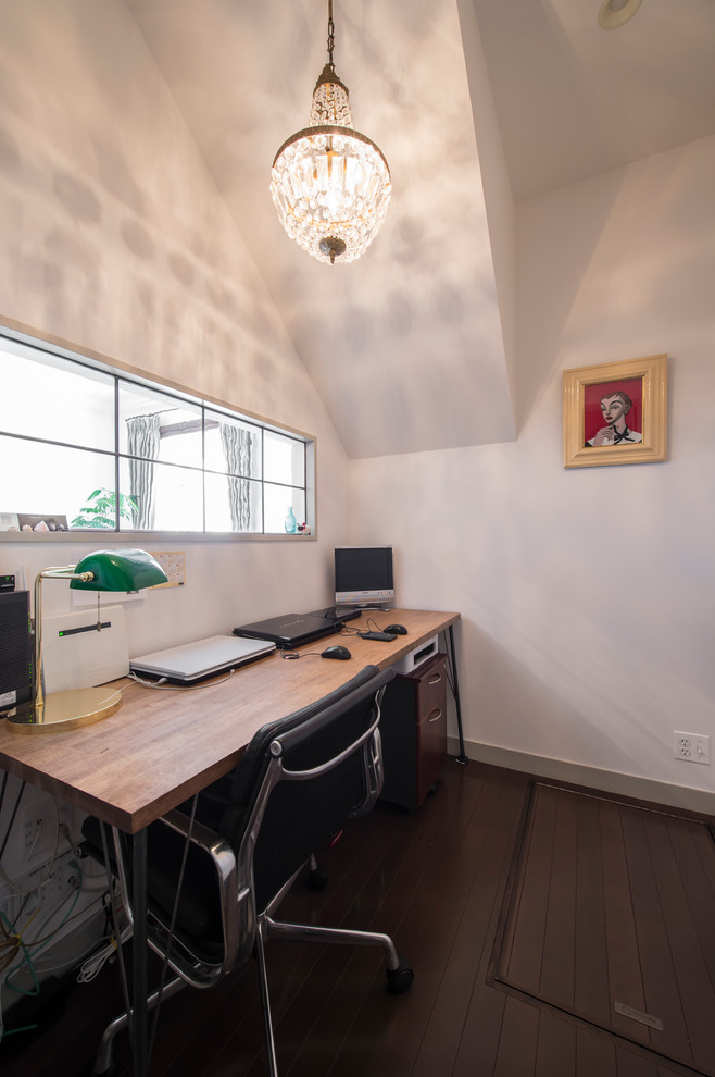 Photo of a modern home office in Tokyo.