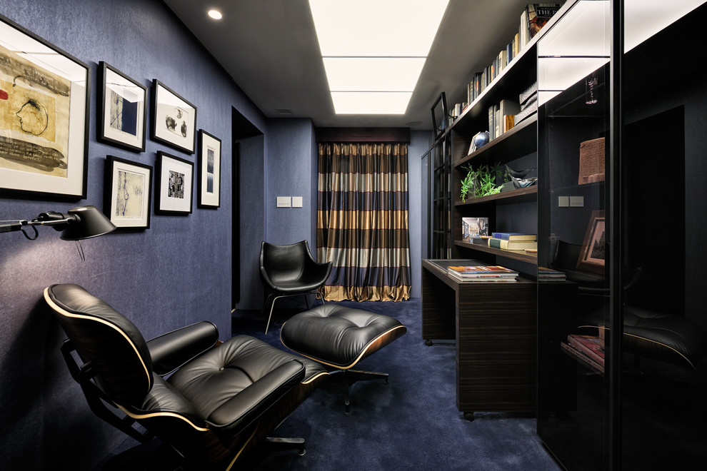 Exempel på ett klassiskt arbetsrum, med blå väggar och heltäckningsmatta