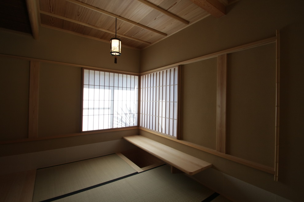 Imagen de despacho de estilo zen sin chimenea con paredes beige y escritorio empotrado
