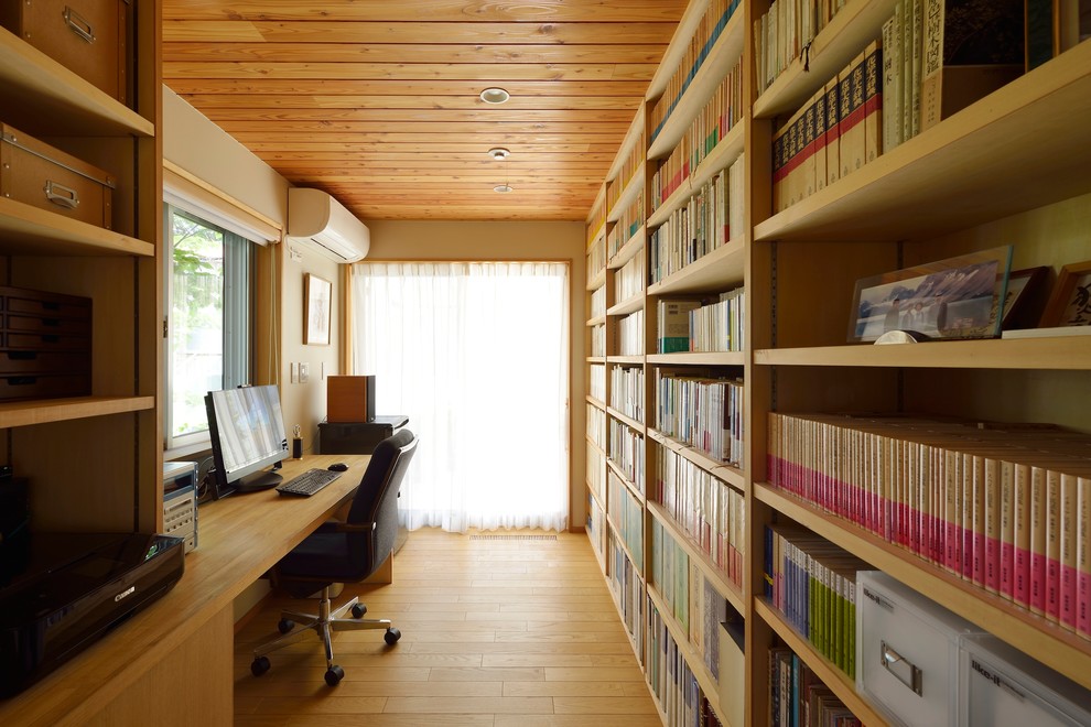 東京23区にある中くらいなアジアンスタイルのおしゃれな書斎 (ベージュの壁、無垢フローリング、自立型机、茶色い床) の写真