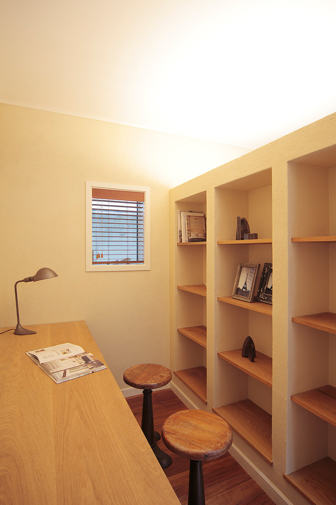 Ejemplo de despacho contemporáneo con suelo de madera en tonos medios