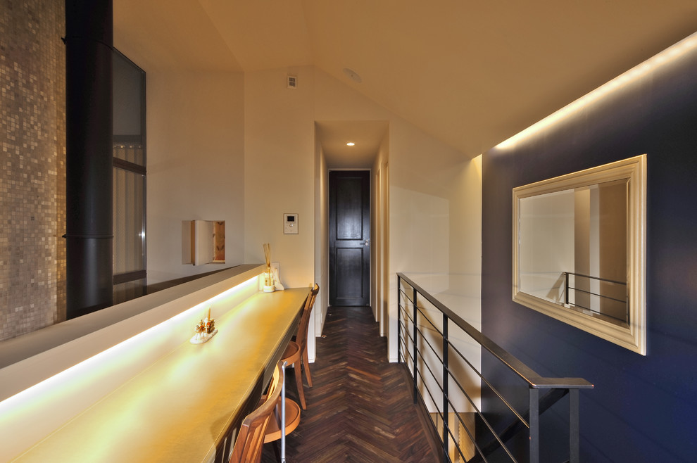 東京23区にある小さなトランジショナルスタイルのおしゃれなホームオフィス・書斎 (白い壁、濃色無垢フローリング、造り付け机、茶色い床) の写真