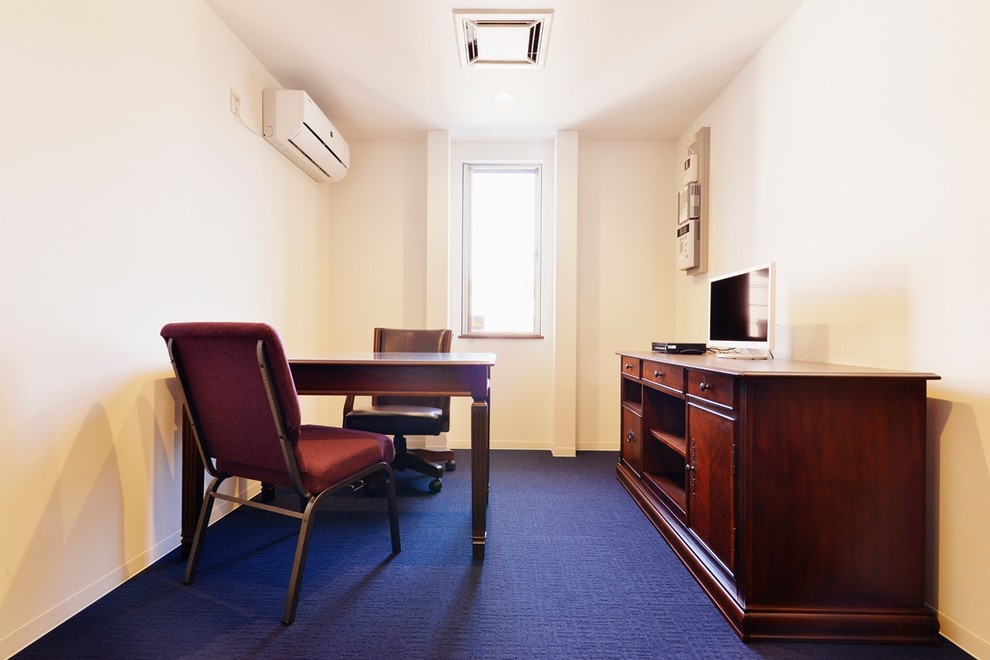 Ejemplo de despacho tradicional renovado con suelo azul