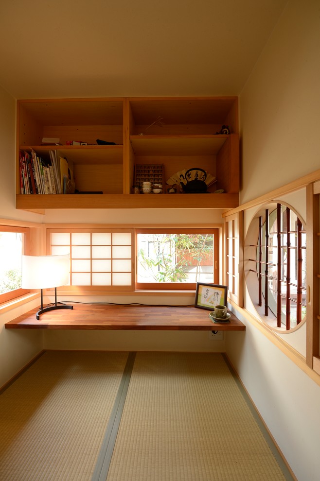 Asiatisches Arbeitszimmer ohne Kamin mit Arbeitsplatz, weißer Wandfarbe, Tatami-Boden und Einbau-Schreibtisch in Sonstige