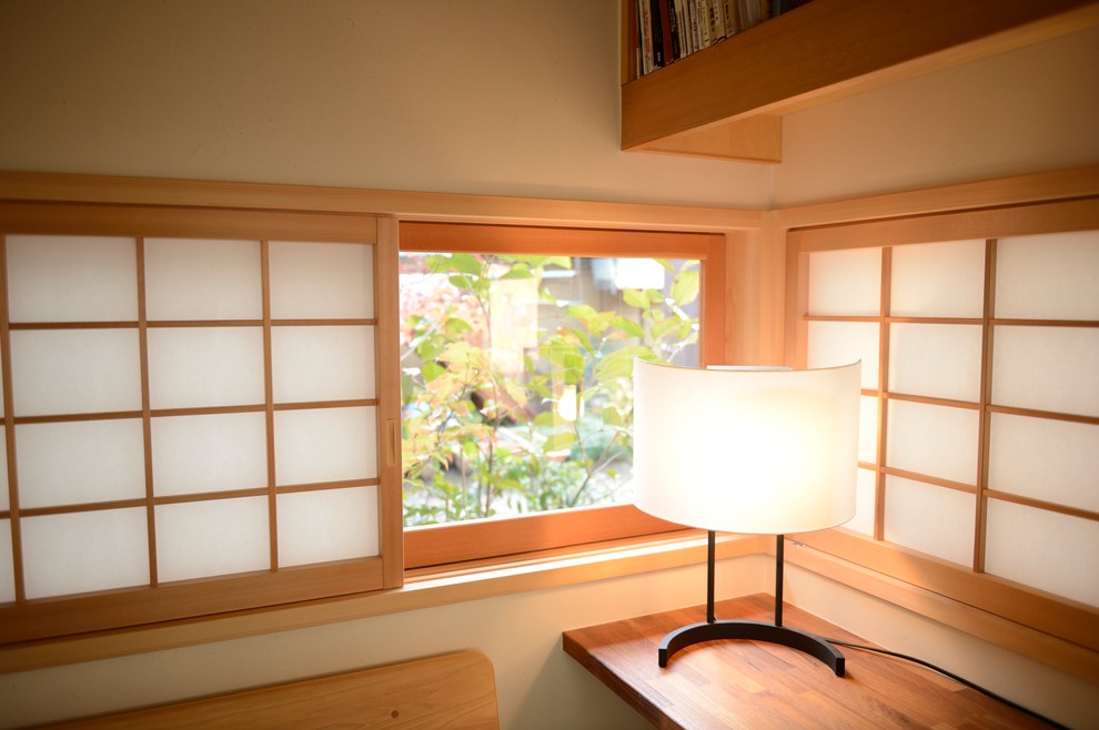 Cette image montre un bureau asiatique avec un mur blanc, un sol de tatami, aucune cheminée et un bureau intégré.
