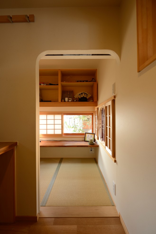 Idéer för ett asiatiskt hemmabibliotek, med vita väggar, tatamigolv och ett inbyggt skrivbord