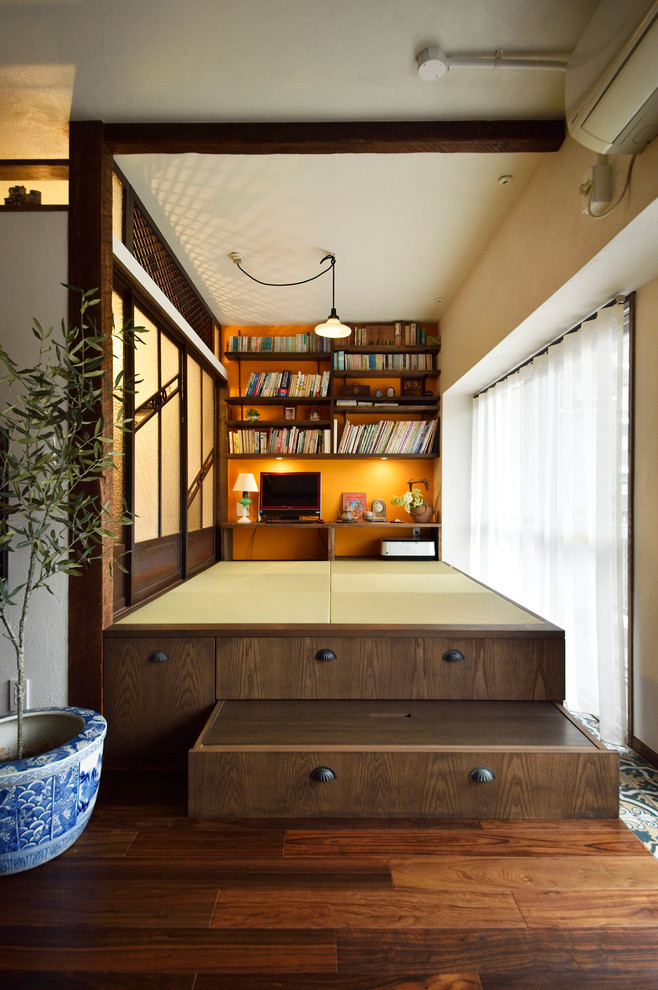 На фото: кабинет в восточном стиле с белыми стенами, татами, встроенным рабочим столом и коричневым полом с