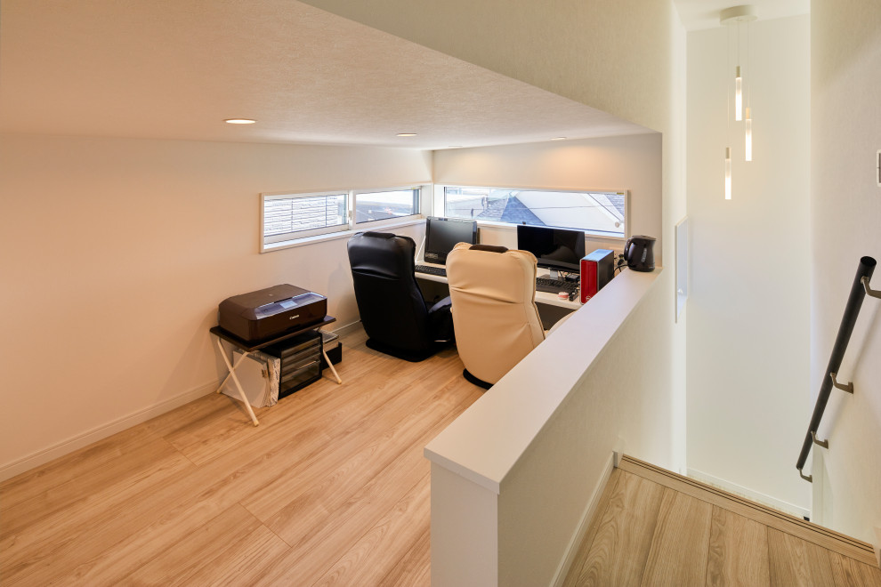 名古屋にあるモダンスタイルのおしゃれなホームオフィス・書斎 (白い壁、合板フローリング、造り付け机、ベージュの床) の写真