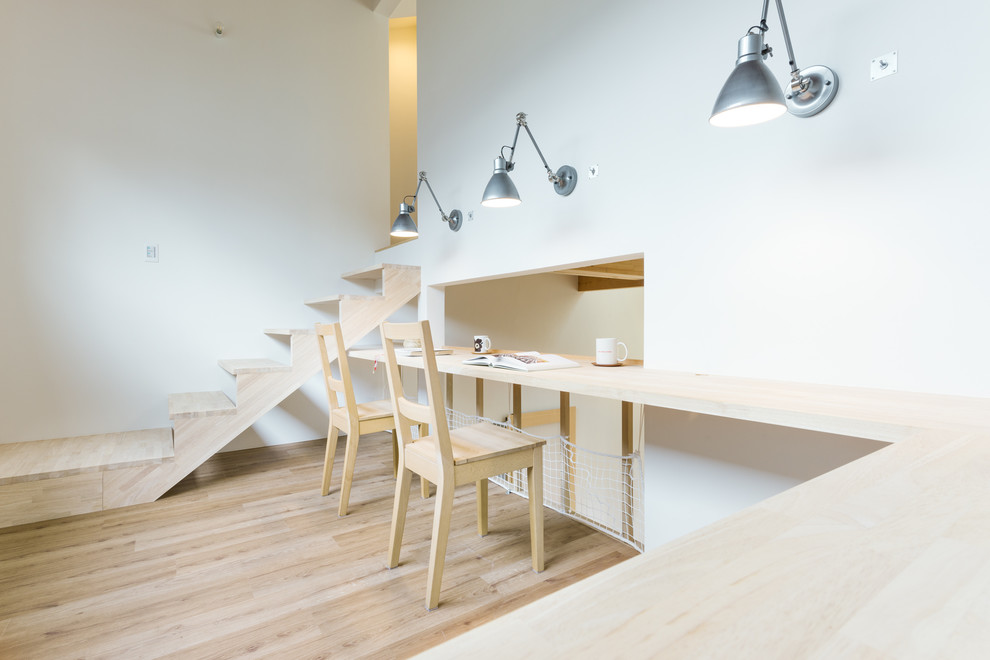 Idée de décoration pour un bureau asiatique avec un mur blanc, parquet clair et un sol beige.