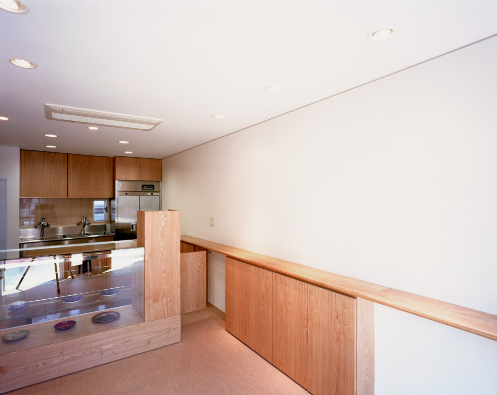 Diseño de sala de manualidades de estilo zen de tamaño medio sin chimenea con paredes blancas, suelo de linóleo, marco de chimenea de yeso, escritorio empotrado y suelo marrón