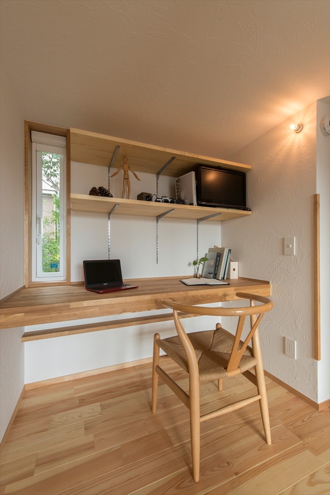 Свежая идея для дизайна: маленький кабинет в восточном стиле с белыми стенами, паркетным полом среднего тона, встроенным рабочим столом и коричневым полом для на участке и в саду - отличное фото интерьера