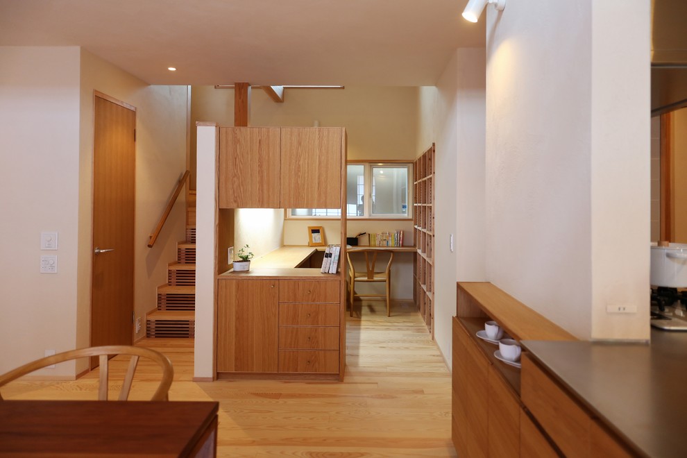 福岡にあるアジアンスタイルのおしゃれなホームオフィス・書斎 (白い壁、無垢フローリング、造り付け机、茶色い床) の写真