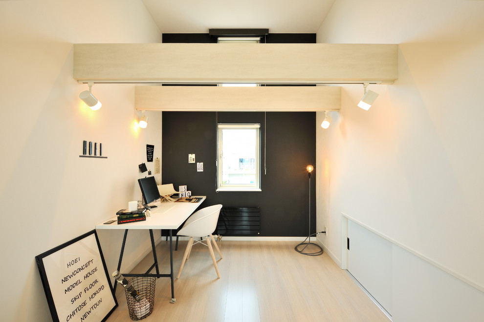 札幌にあるコンテンポラリースタイルのおしゃれなホームオフィス・書斎 (マルチカラーの壁、淡色無垢フローリング、暖炉なし、自立型机、ベージュの床) の写真