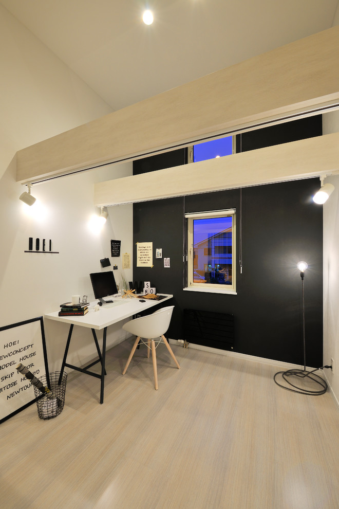 Foto di uno studio minimalista con pareti bianche, pavimento in legno verniciato, scrivania autoportante e pavimento grigio