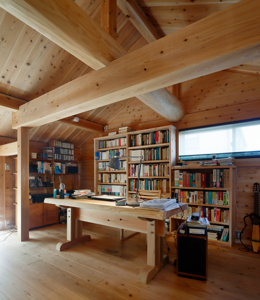 Foto de despacho abovedado rústico con paredes marrones, suelo de madera en tonos medios, escritorio independiente, suelo marrón, vigas vistas, madera y madera