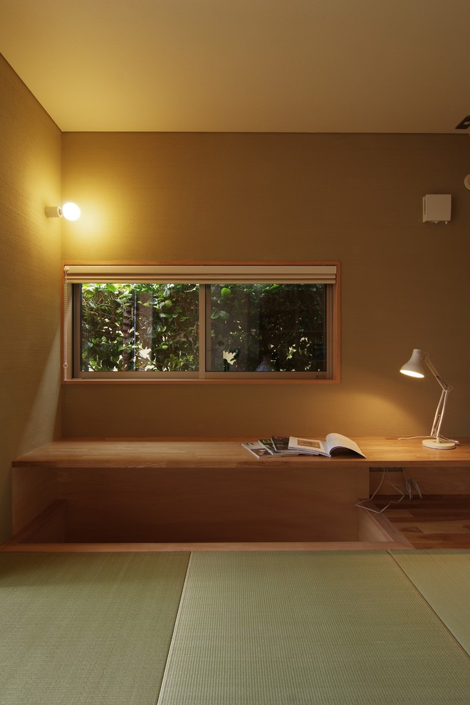 Diseño de despacho de estilo zen sin chimenea con paredes blancas, tatami y escritorio empotrado