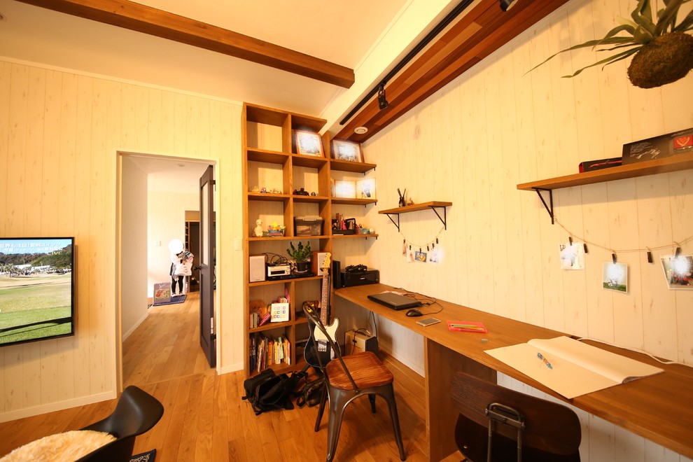 Immagine di un ufficio stile marinaro con pareti bianche e scrivania incassata
