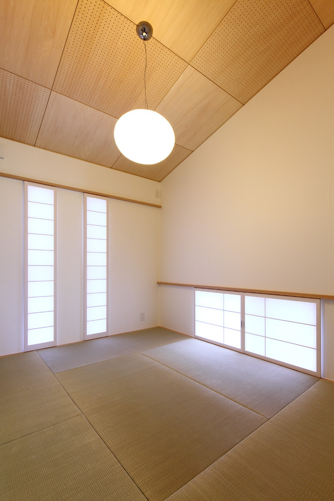 他の地域にある和風のおしゃれなアトリエ・スタジオ (白い壁、畳、緑の床) の写真