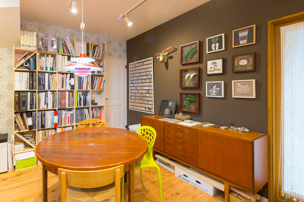 他の地域にあるお手頃価格の中くらいな北欧スタイルのおしゃれな書斎 (茶色い壁、無垢フローリング、暖炉なし、自立型机、茶色い床) の写真