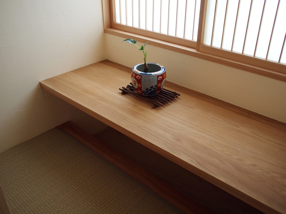 Bild på ett orientaliskt arbetsrum, med tatamigolv och ett inbyggt skrivbord