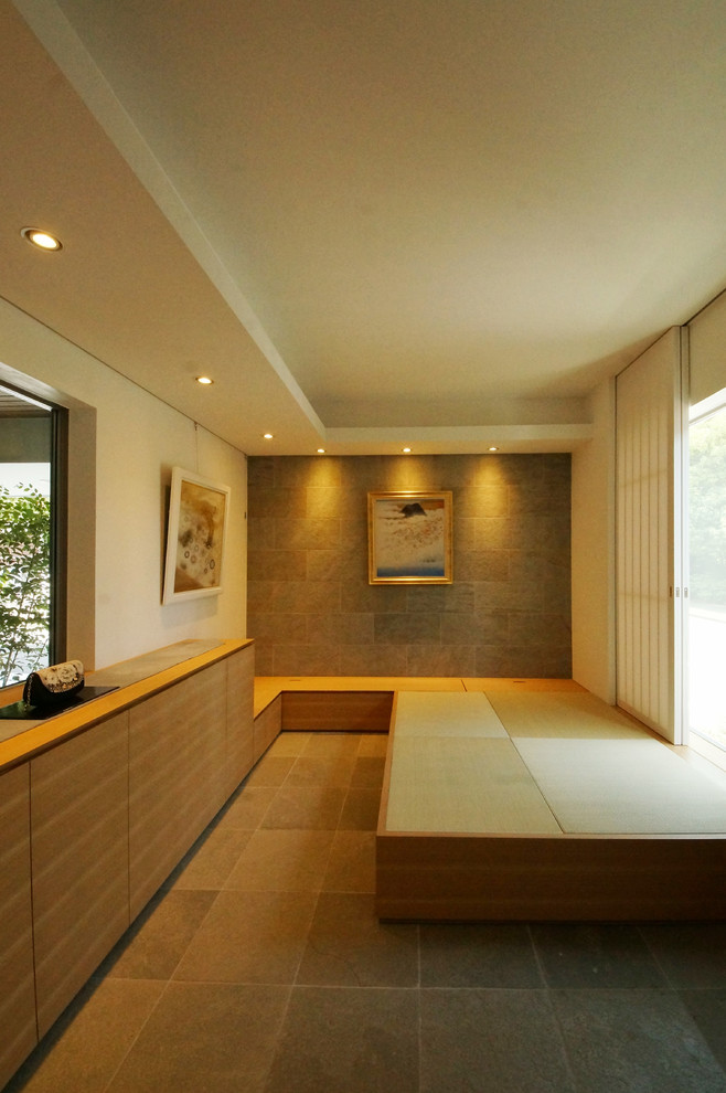Foto de estudio de estilo zen de tamaño medio sin chimenea con paredes blancas