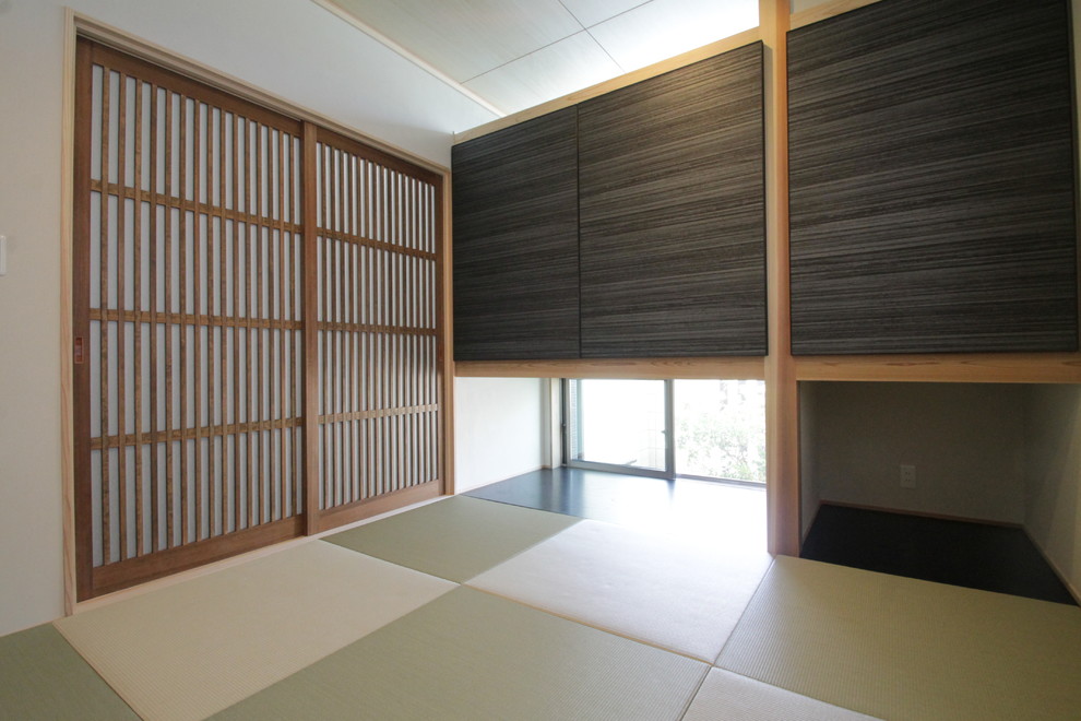Idée de décoration pour un bureau minimaliste avec un sol de tatami.