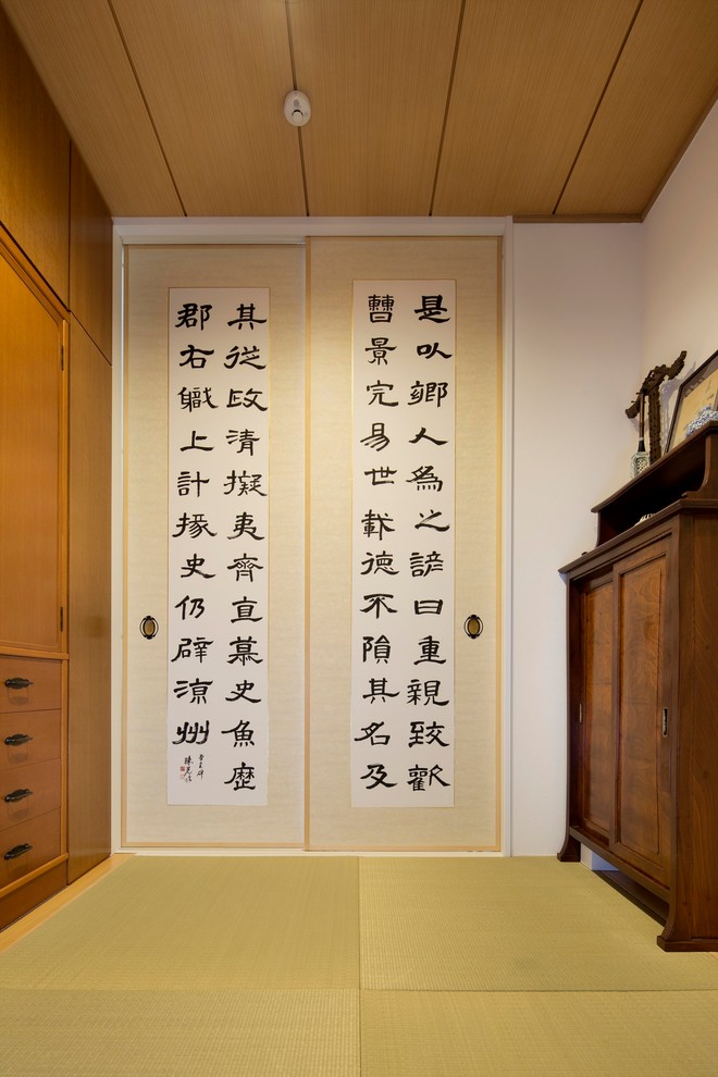 Idée de décoration pour un grand bureau minimaliste avec un sol de tatami et un sol vert.