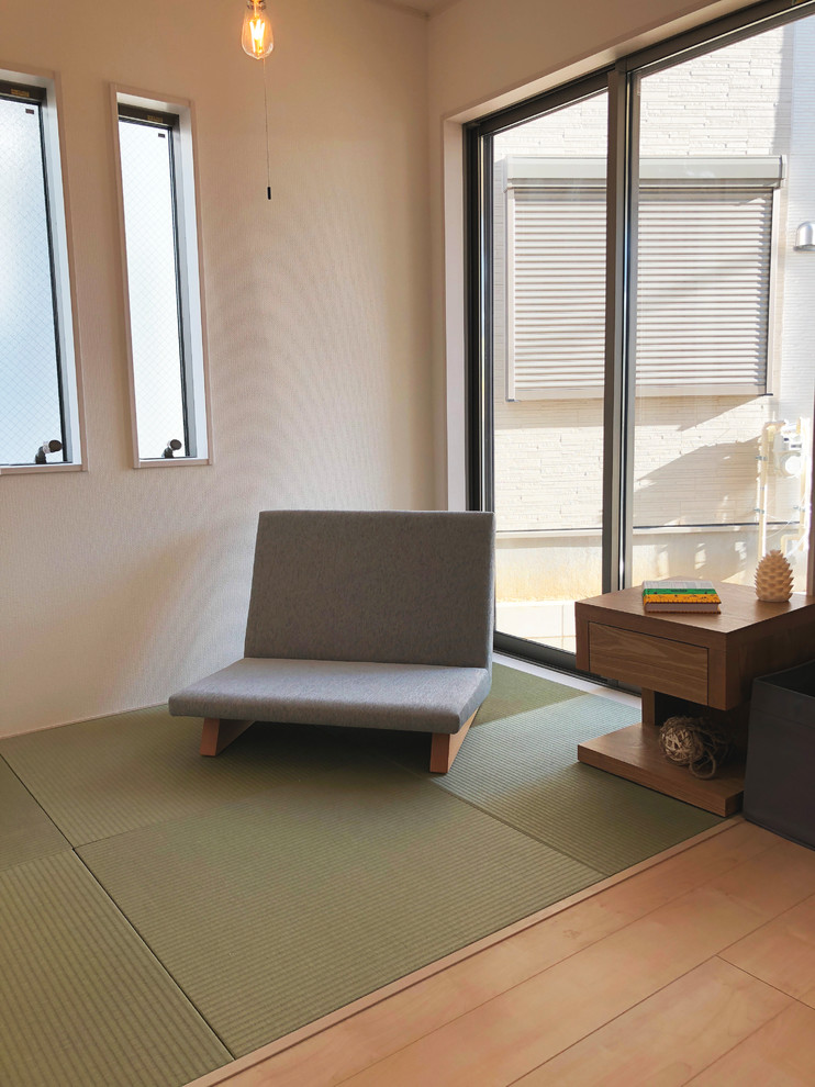 Idée de décoration pour un bureau asiatique de taille moyenne avec un mur blanc, un sol de tatami et un sol vert.