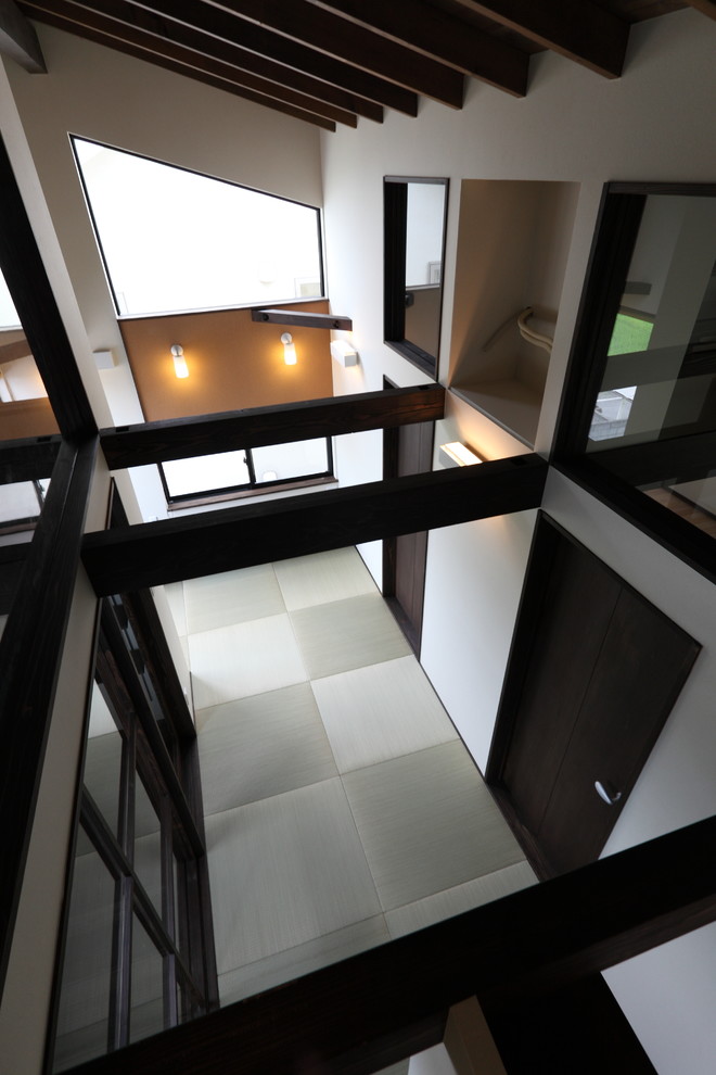 Idée de décoration pour un bureau asiatique de taille moyenne avec un mur blanc, un sol de tatami, un bureau intégré et un sol vert.