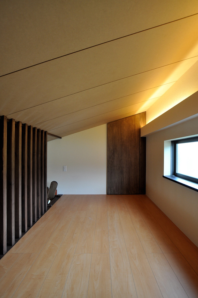 Стильный дизайн: кабинет среднего размера в стиле модернизм с местом для рукоделия, белыми стенами, полом из фанеры и коричневым полом - последний тренд